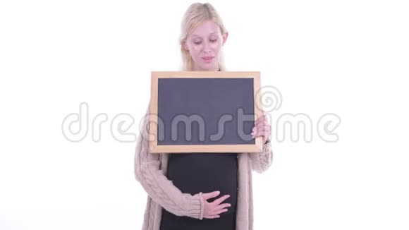 快乐的年轻金发孕妇拿着黑板得到好消息视频的预览图