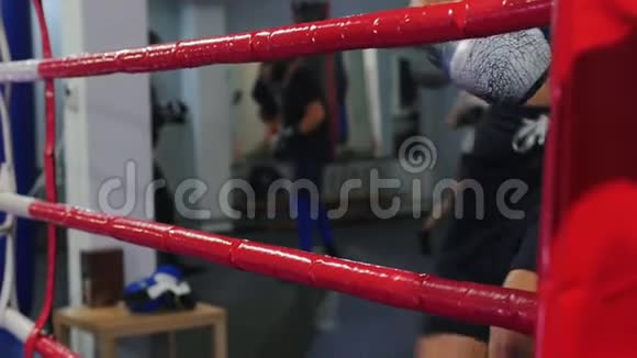 健身房里的拳击训练一个人在拳击场上行走在拳击场之间攀爬视频的预览图