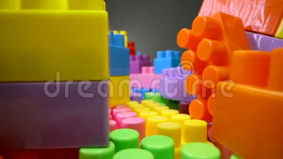 滑过五颜六色的塑料玩具积木视频的预览图