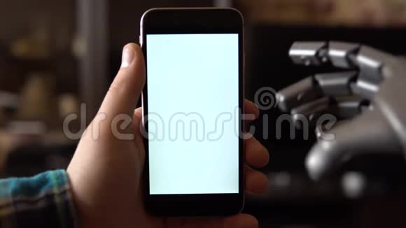 赛博格用电话灰色机械手滑动智能手机与白色屏幕模板视频的预览图