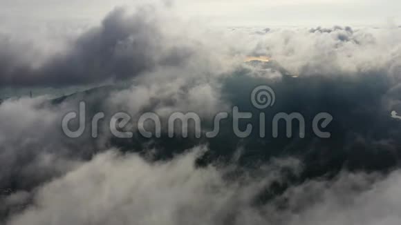 从山上俯瞰城市的空中景色戴墨山视频的预览图