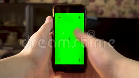 那个人用电话手使滑动智能手机与绿色屏幕铬钥匙视频的预览图