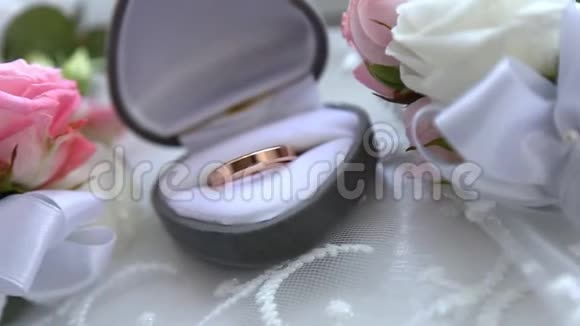 婚礼上两个金戒指放在一个盒子里视频的预览图