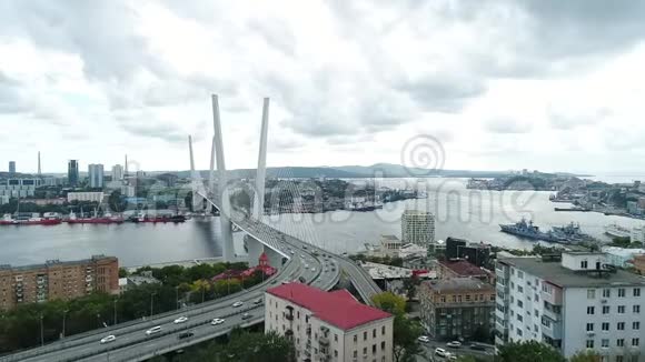 一座白色斜拉桥特写空中维耶符拉迪沃斯托克港视频的预览图