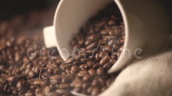 带烟和杯子的烤阿拉伯咖啡豆视频的预览图