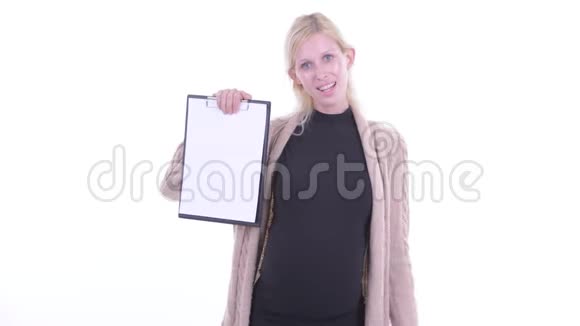 一位年轻的金发碧眼的孕妇正在展示剪贴板并竖起大拇指视频的预览图