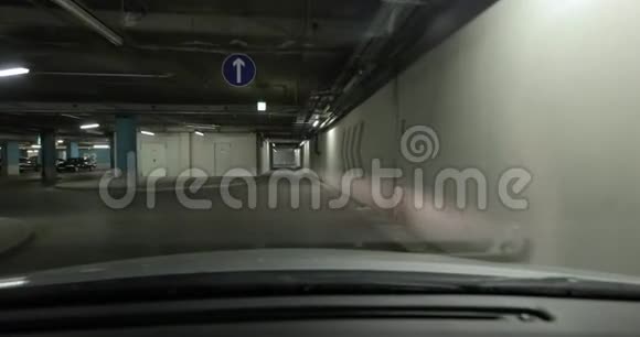 在停车场地下室开车视频的预览图