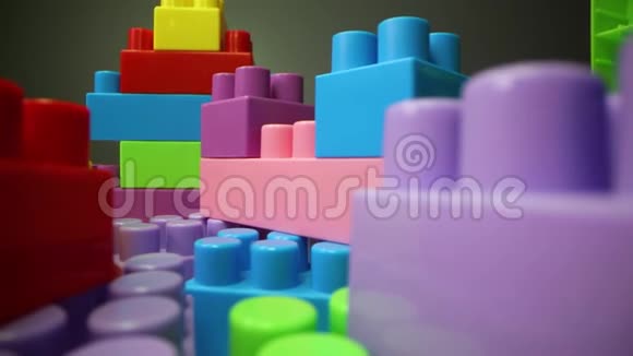 滑过五颜六色的塑料玩具积木视频的预览图