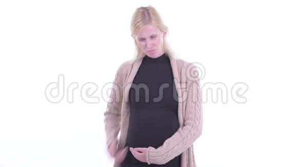 愤怒的金发年轻孕妇竖起大拇指视频的预览图