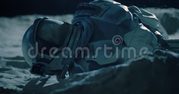一个死去的宇航员躺在星球上的遗骸视频的预览图