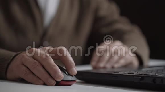 男人坐在笔记本电脑上搜索互联网上的信息视频的预览图