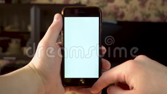 那个人用电话用手在白色屏幕的智能手机上轻扫模板视频的预览图