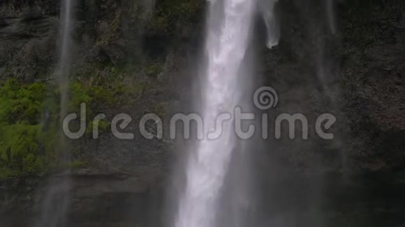 水在瀑布处流下一条强大的溪流视频的预览图