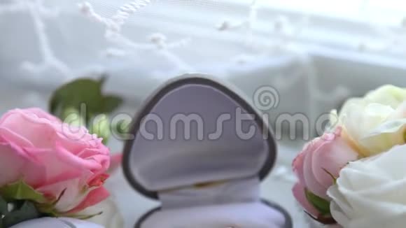 婚礼上两个金戒指放在一个盒子里视频的预览图