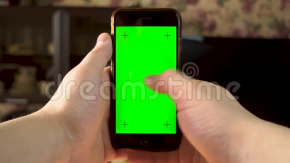 那个人用电话手使滑动留下智能手机与绿色屏幕铬钥匙视频的预览图