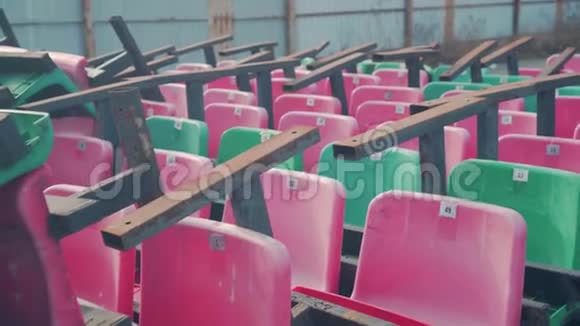 与体育场不同颜色的填埋座椅体育场倾倒椅视频的预览图