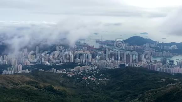 从山上俯瞰城市的空中景色戴墨山视频的预览图