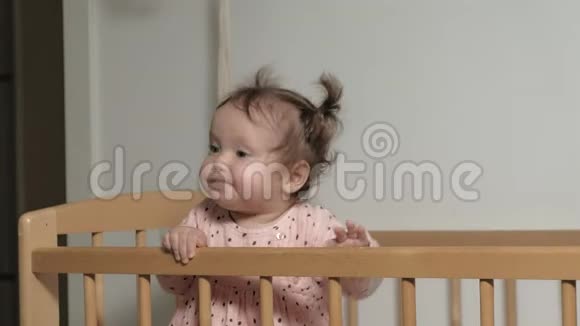 小孩子是一个在婴儿椅上欢快的女孩视频的预览图