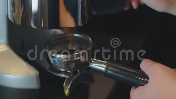 带美甲旋转磨床的女咖啡师视频的预览图