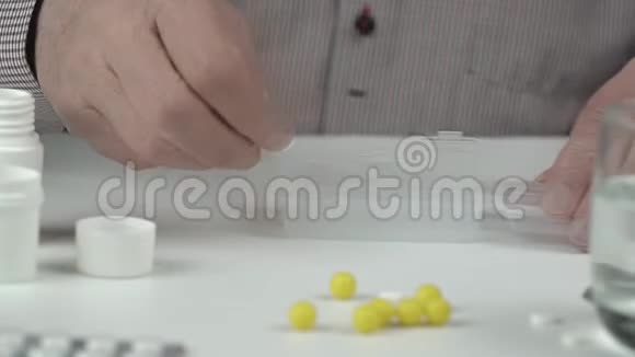 老人放了小白药丸和亮黄色维生素视频的预览图