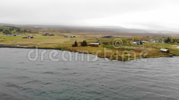 冰岛湖屋的鸟瞰图视频的预览图
