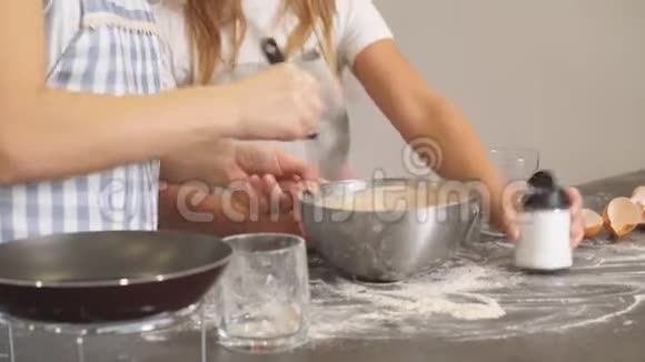 年轻的厨师正在准备蛋糕小女孩品尝面团视频的预览图