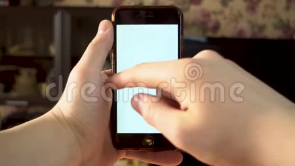 那个人用电话手使滑动留在智能手机与白色屏幕模板视频的预览图
