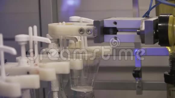 机器人用糖浆把杯子装满视频的预览图
