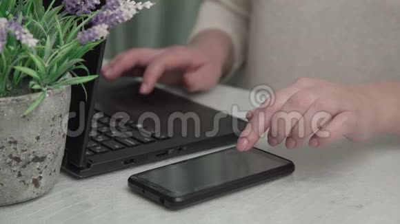餐桌上用现代智能手机修剪指甲的女士手视频的预览图