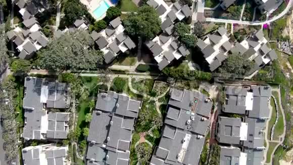 南加州有网球场和游泳池的公寓社区的鸟瞰图视频的预览图