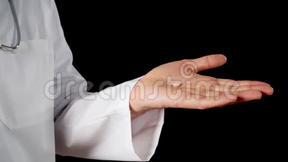 在黑色背景上隔离的雄性手掌上闭合药丸医生双手拿着药片药物在手掌上压迫视频的预览图
