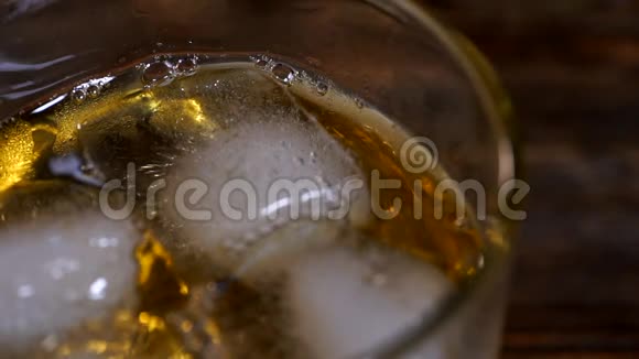 冰块融化在一杯麦芽威士忌中视频的预览图