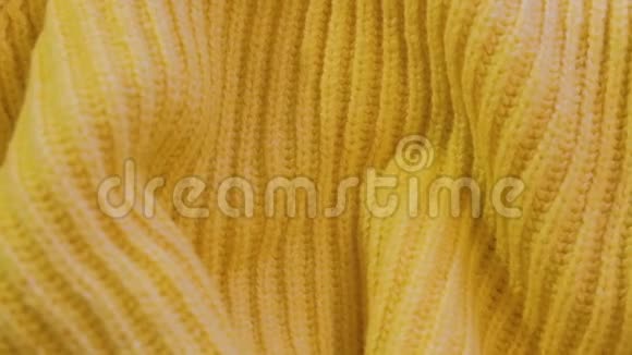 黄色针织纹理特写暖黄色毛衣视频的预览图