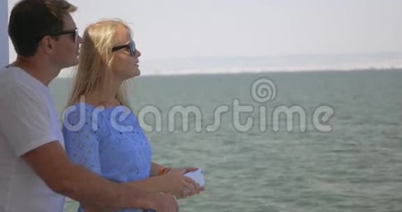 在希腊佩雷亚市的海上一对年轻夫妇在一部手机上自拍视频的预览图