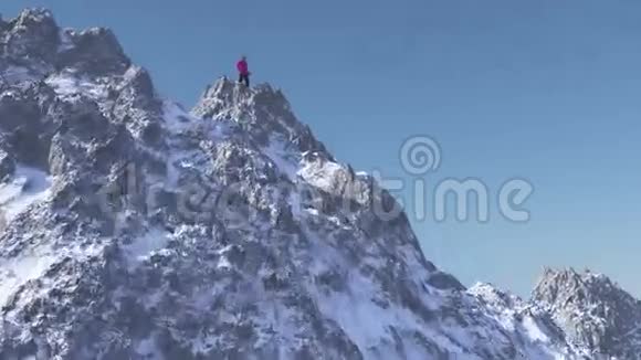 在山顶的人视频的预览图