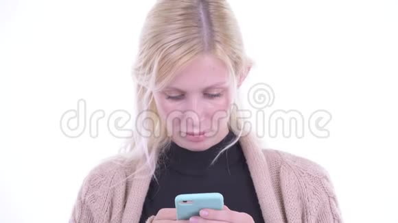 开心的金发年轻孕妇用手机看惊喜视频的预览图
