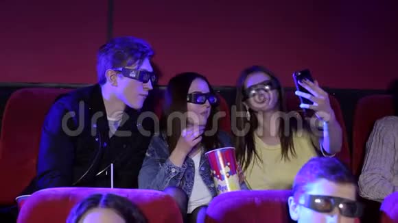 戴着3D眼镜的年轻有趣的青少年在电影院自拍视频的预览图