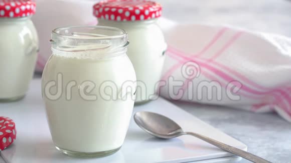玻璃瓶中的天然自制酸奶家做的美味天然酸奶有机和健康乳制品健康饮食视频的预览图