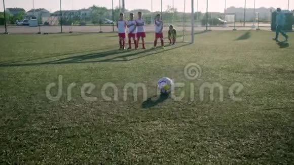 青少年学生训练足球比赛技能视频的预览图