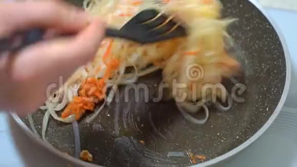 乌登面用胡萝卜在锅里煮视频的预览图
