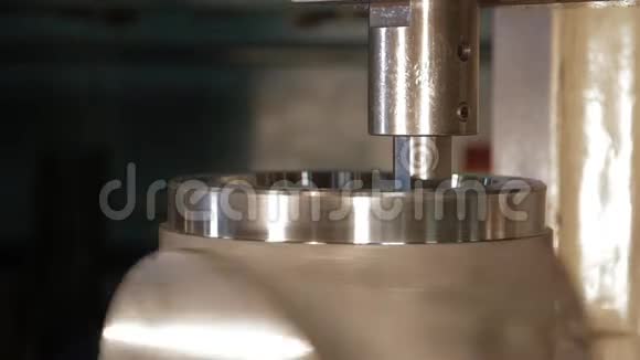 金工铣床在工厂生产金属细节金属加工的机床一个金属工件视频的预览图