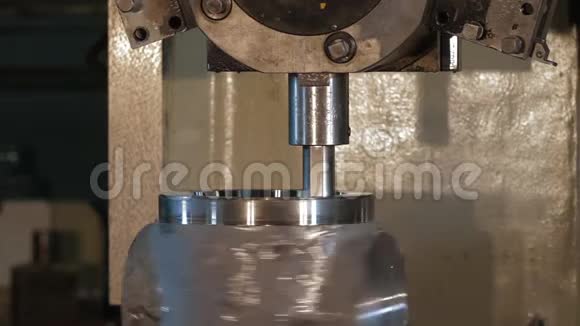 金工车床铣床切割金属现代加工技术铣削是加工过程视频的预览图