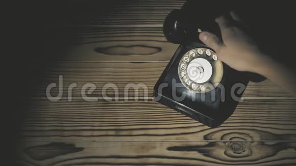 棕色木桌旧经典旋转黑色电话视频的预览图
