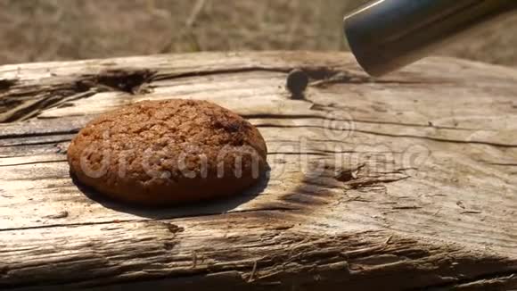 燕麦饼干在燃气燃烧器的影响下燃烧火灾实验视频的预览图
