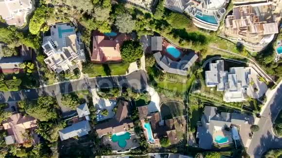 鸟瞰拉霍拉小海岸线城市与富有的别墅和游泳池视频的预览图