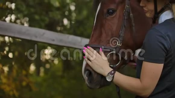女性在训练前享受与马的时光视频的预览图