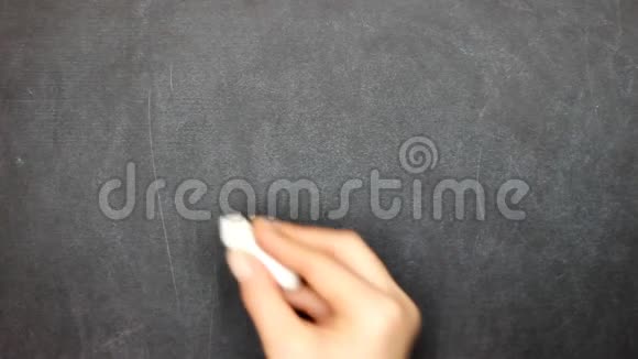 是在黑板上女人的手在粉笔板上写字视频的预览图