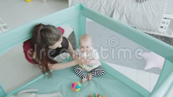 可爱的女婴坐在游戏厅里哭视频的预览图