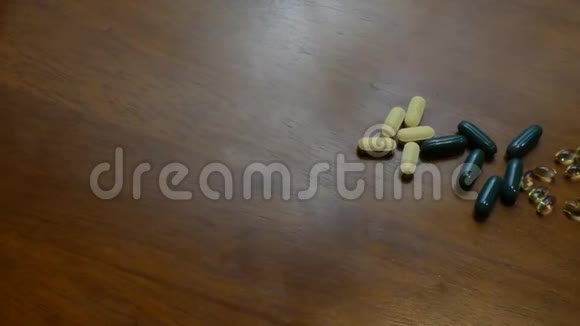一张桌子上的药片视频的预览图