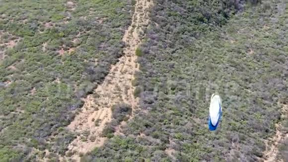 夏季阳光明媚的一天在山顶上滑翔伞视频的预览图